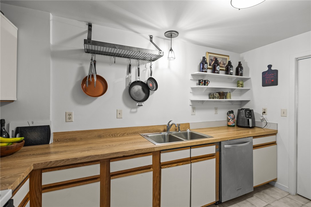 East Greenwich, Rhode Island 02818, United States, 1 Bedroom Bedrooms, ,1 BathroomBathrooms,Residential,Active,182027