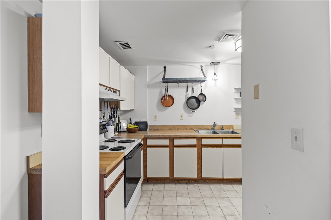 East Greenwich, Rhode Island 02818, United States, 1 Bedroom Bedrooms, ,1 BathroomBathrooms,Residential,Active,182027