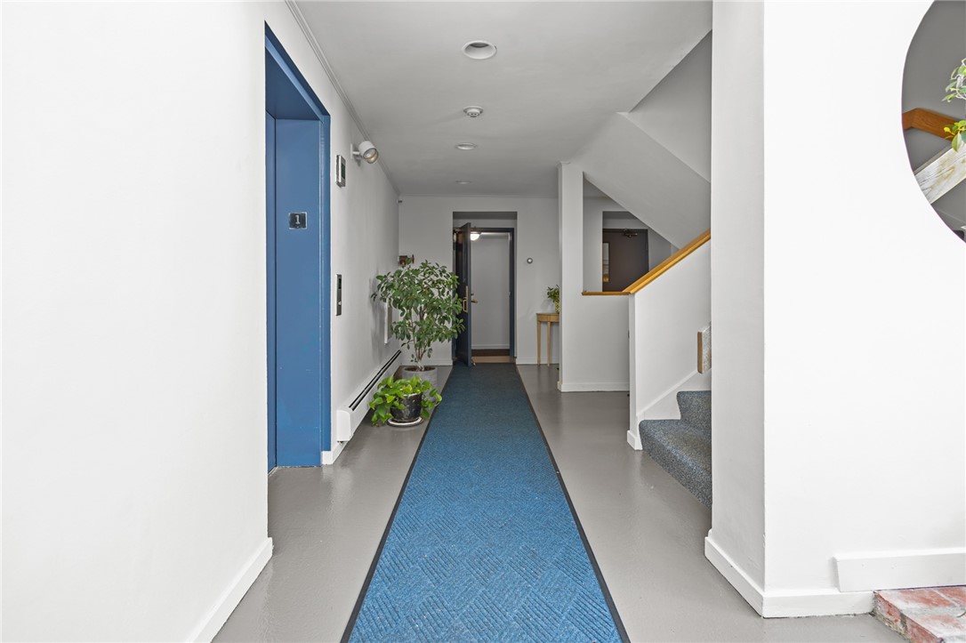 East Greenwich, Rhode Island 02818, United States, 1 Bedroom Bedrooms, ,1 BathroomBathrooms,Residential,Active,182027