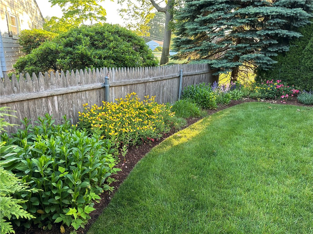 Cranston, Rhode Island 02920, United States, 4 Bedrooms Bedrooms, ,3 BathroomsBathrooms,Residential,Pending,97992