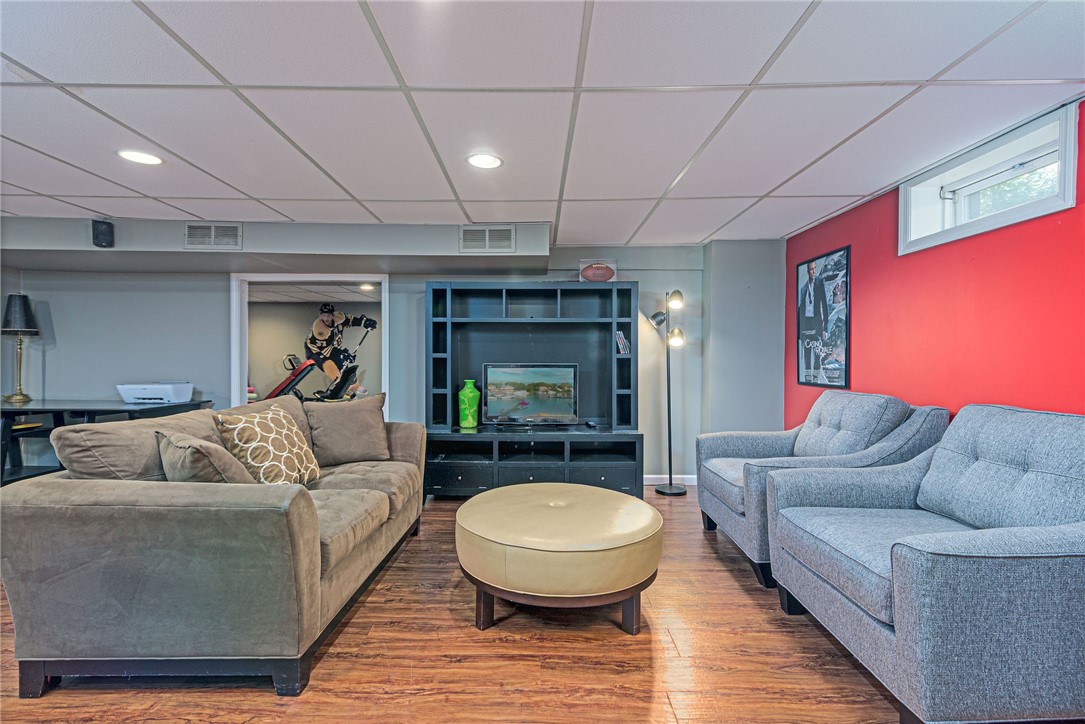 Cranston, Rhode Island 02920, United States, 4 Bedrooms Bedrooms, ,3 BathroomsBathrooms,Residential,Pending,97992