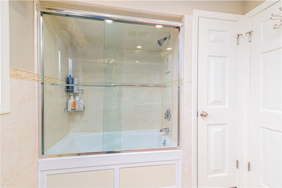 Cranston, Rhode Island 02920, United States, 4 Bedrooms Bedrooms, ,3 BathroomsBathrooms,Residential,Pending,97992