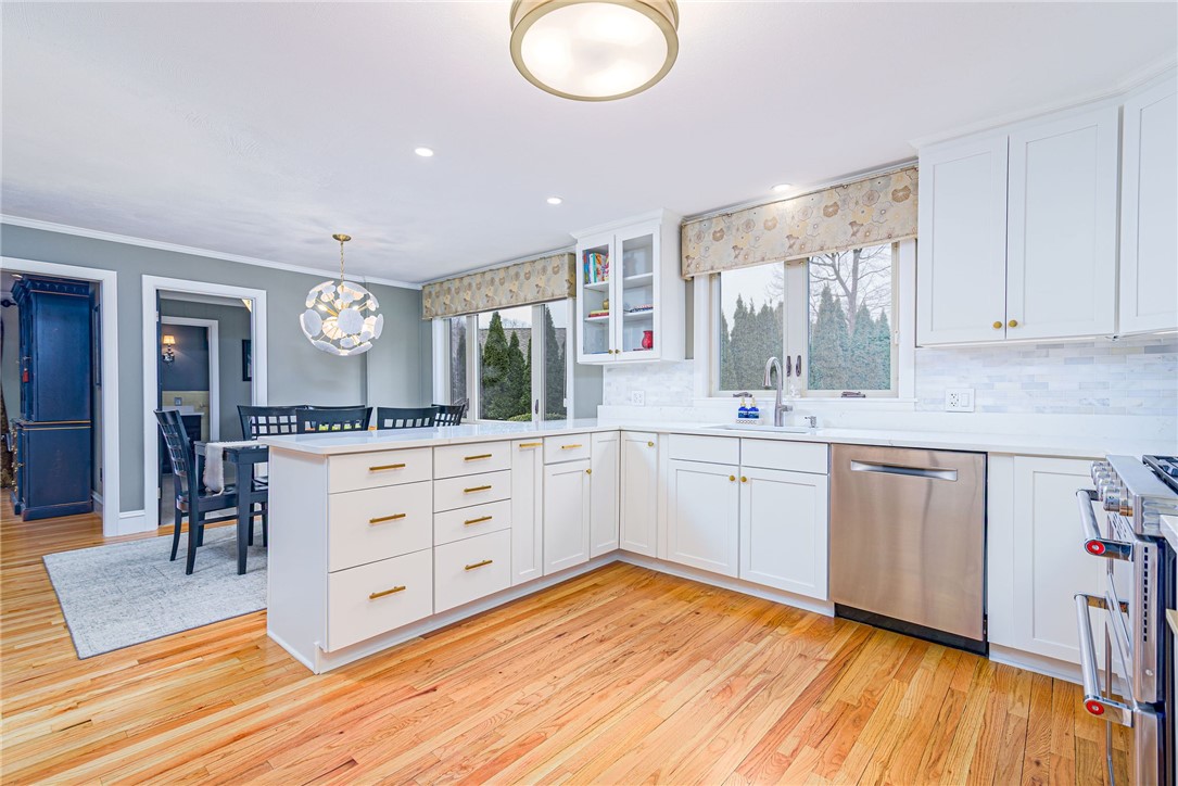 Cranston, Rhode Island 02920, United States, 4 Bedrooms Bedrooms, ,3 BathroomsBathrooms,Residential,Pending,97992