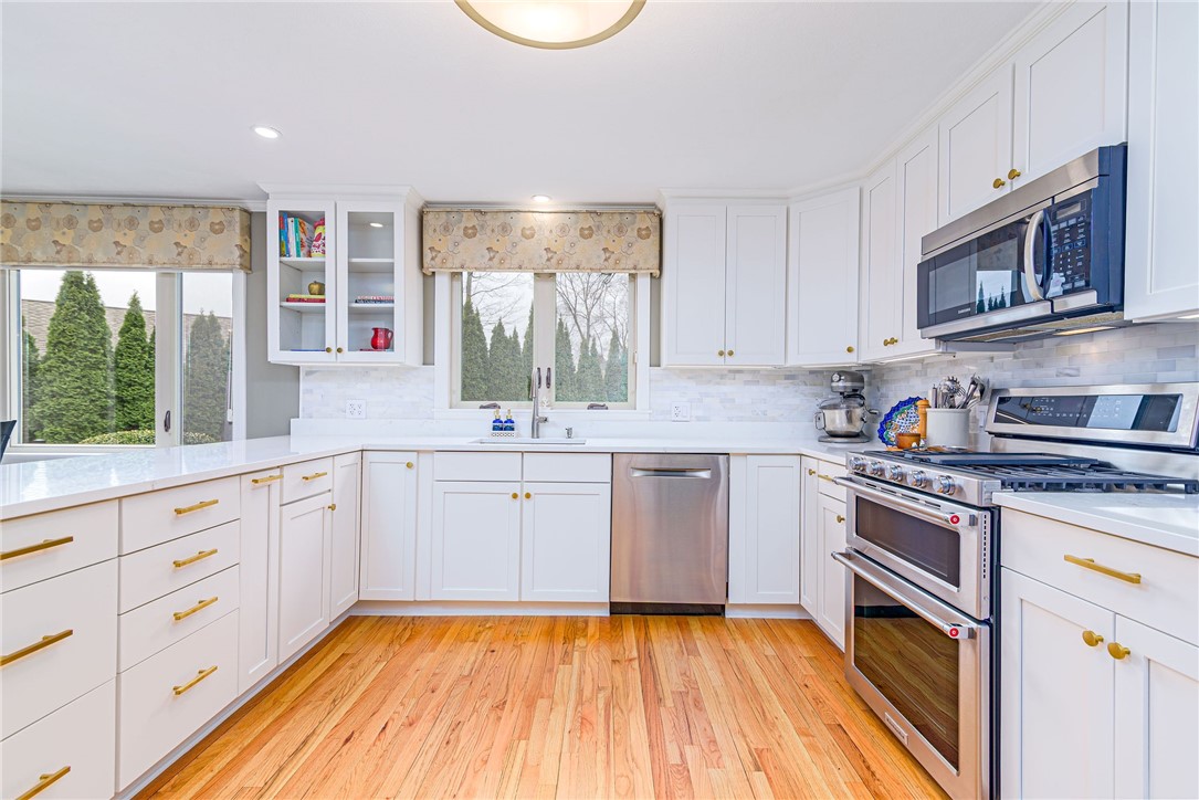 Cranston, Rhode Island 02920, United States, 4 Bedrooms Bedrooms, ,3 BathroomsBathrooms,Residential,Pending,97992