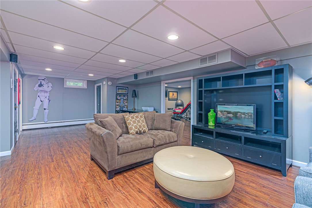 Cranston, Rhode Island 02920, United States, 4 Bedrooms Bedrooms, ,3 BathroomsBathrooms,Residential,Pending,97992