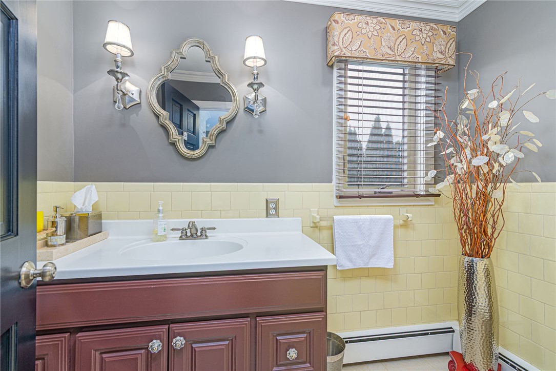 Cranston, Rhode Island 02920, United States, 4 Bedrooms Bedrooms, ,3 BathroomsBathrooms,Residential,Pending,97992