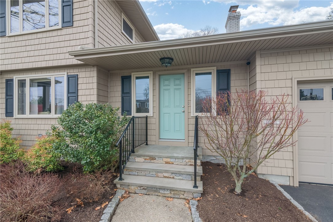 Cranston, Rhode Island 02920, United States, 4 Bedrooms Bedrooms, ,3 BathroomsBathrooms,Residential,Pending,97992