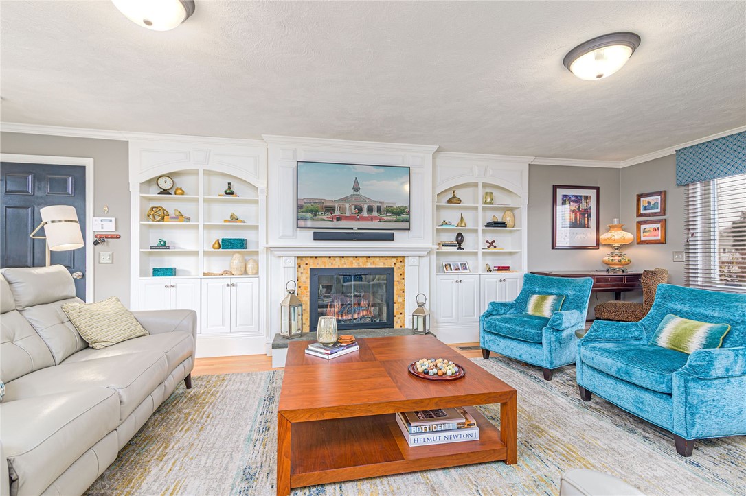 Cranston, Rhode Island 02920, United States, 4 Bedrooms Bedrooms, ,3 BathroomsBathrooms,Residential,Pending,97992