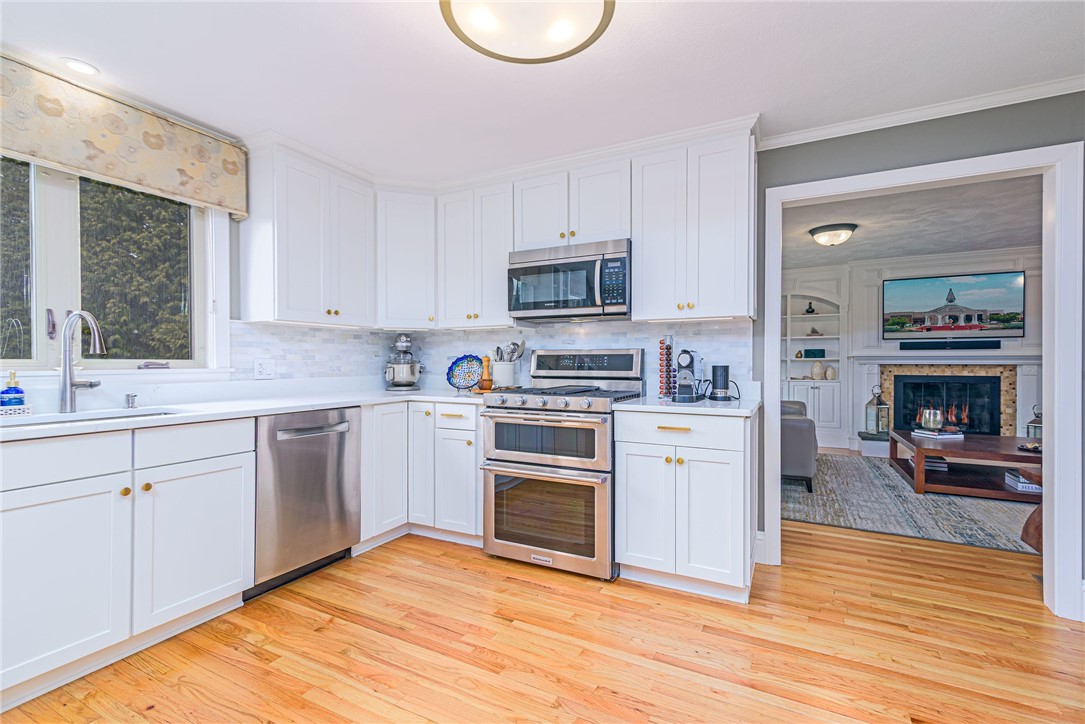 Cranston, Rhode Island 02920, United States, 4 Bedrooms Bedrooms, ,3 BathroomsBathrooms,Residential,Pending,97992