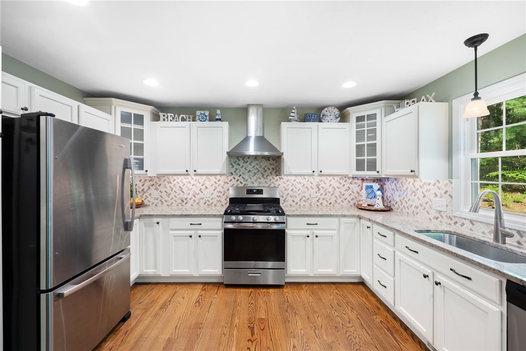 Smithfield, Rhode Island 02917, United States, 3 Bedrooms Bedrooms, ,3 BathroomsBathrooms,Residential,Active,166137