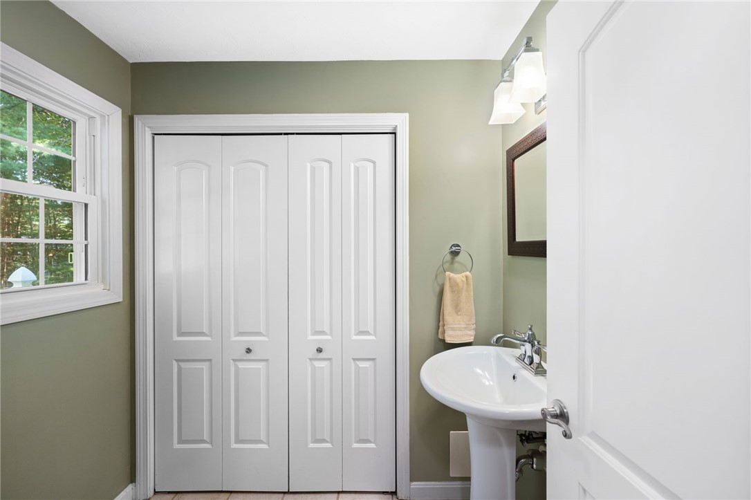 Smithfield, Rhode Island 02917, United States, 3 Bedrooms Bedrooms, ,3 BathroomsBathrooms,Residential,Active,166137