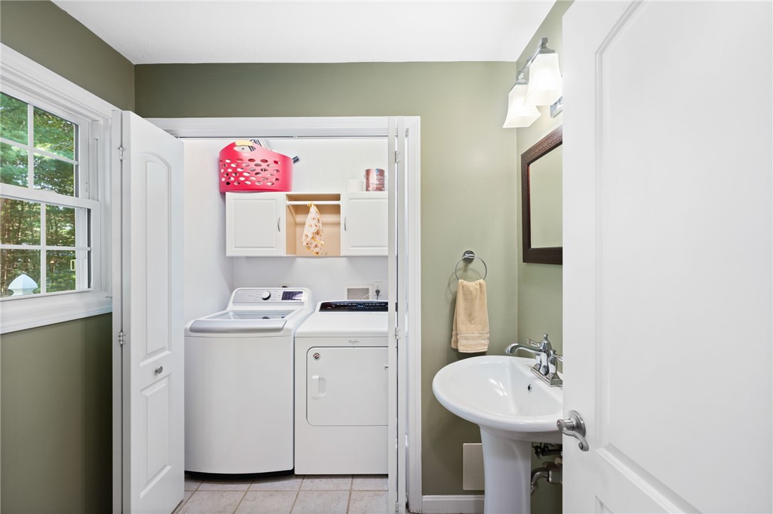 Smithfield, Rhode Island 02917, United States, 3 Bedrooms Bedrooms, ,3 BathroomsBathrooms,Residential,Active,166137