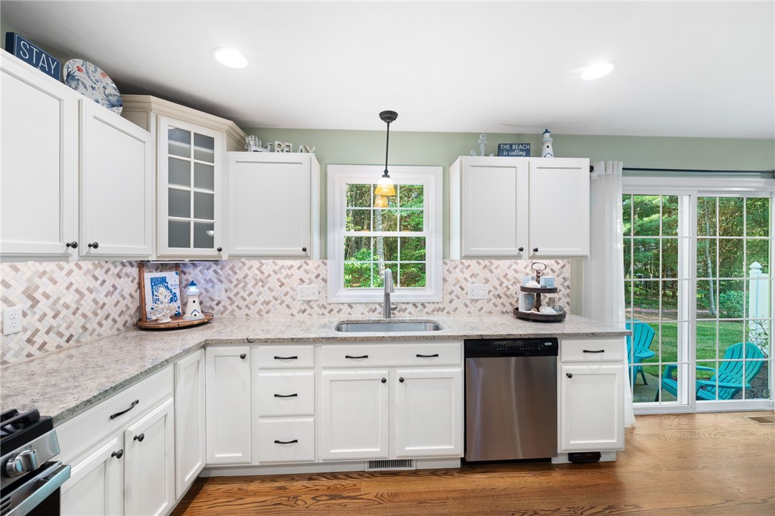 Smithfield, Rhode Island 02917, United States, 3 Bedrooms Bedrooms, ,3 BathroomsBathrooms,Residential,Active,166137