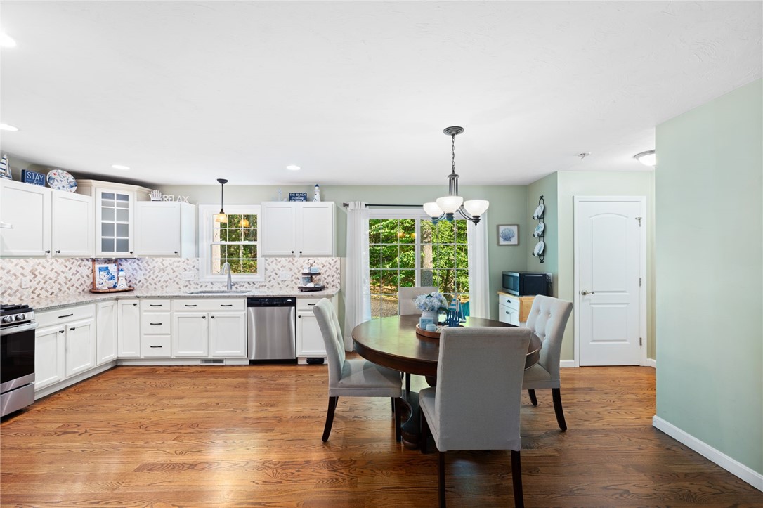 Smithfield, Rhode Island 02917, United States, 3 Bedrooms Bedrooms, ,3 BathroomsBathrooms,Residential,Active,166137