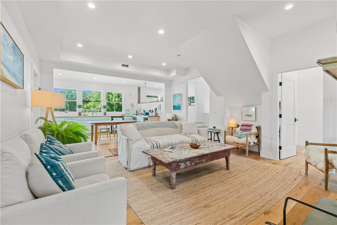 76 Van Zandt Avenue