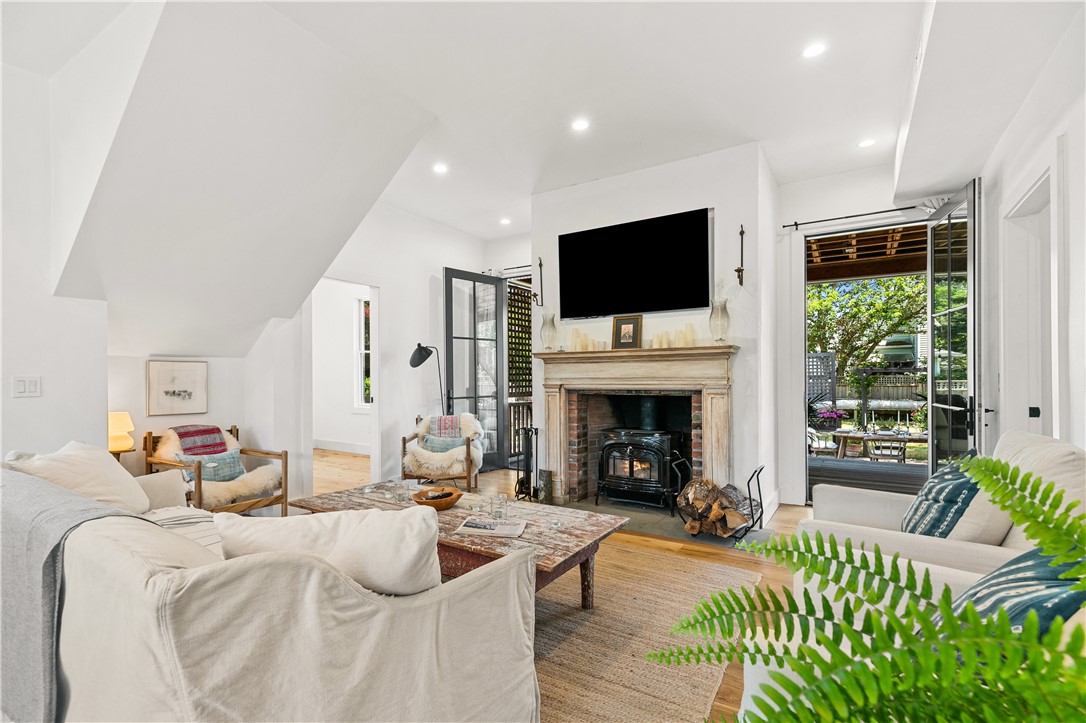 76 Van Zandt Avenue
