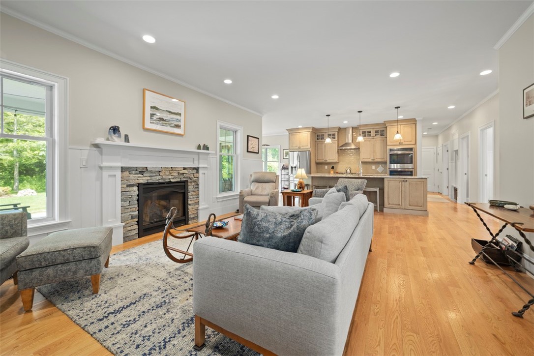 South Kingstown, Rhode Island 02879, United States, 3 Bedrooms Bedrooms, ,3 BathroomsBathrooms,Residential,Active,164839