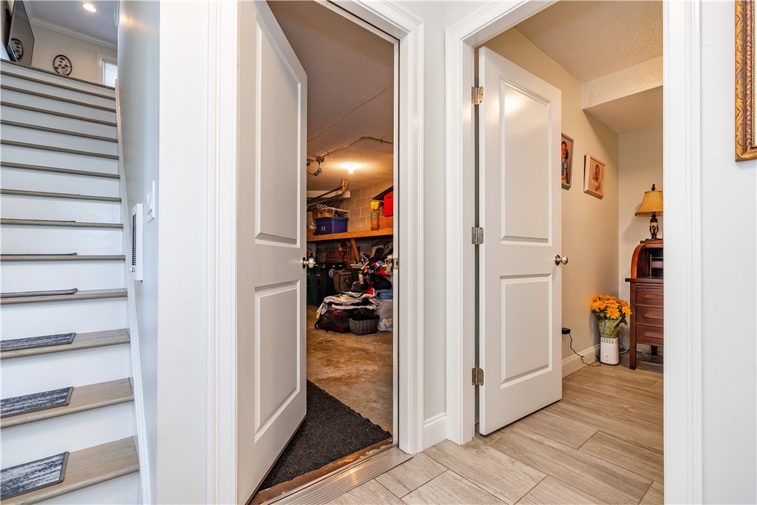 Warwick, Rhode Island 02886, United States, 2 Bedrooms Bedrooms, ,2 BathroomsBathrooms,Residential,Active,79436