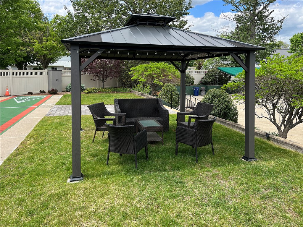 Warwick, Rhode Island 02886, United States, 2 Bedrooms Bedrooms, ,2 BathroomsBathrooms,Residential,Active,79436