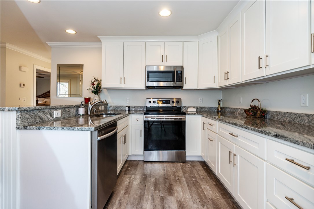 Warwick, Rhode Island 02886, United States, 2 Bedrooms Bedrooms, ,2 BathroomsBathrooms,Residential,Active,79436