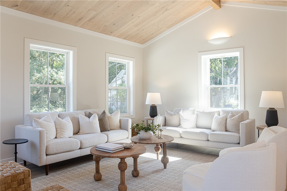 East Greenwich, Rhode Island 02818, United States, 3 Bedrooms Bedrooms, ,4 BathroomsBathrooms,Residential,Active,40489