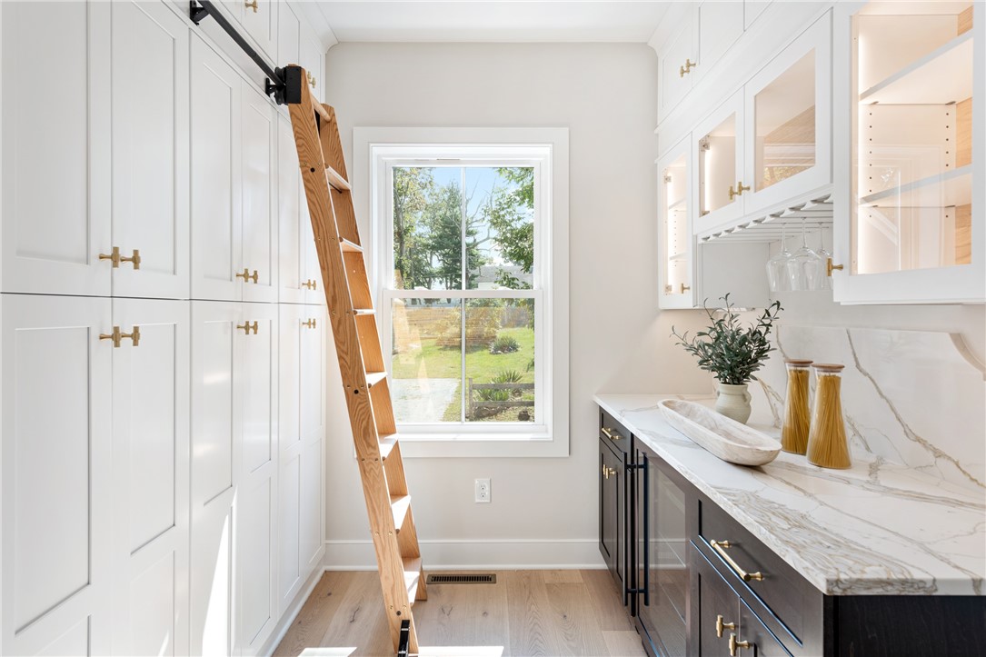 East Greenwich, Rhode Island 02818, United States, 3 Bedrooms Bedrooms, ,4 BathroomsBathrooms,Residential,Active,40489