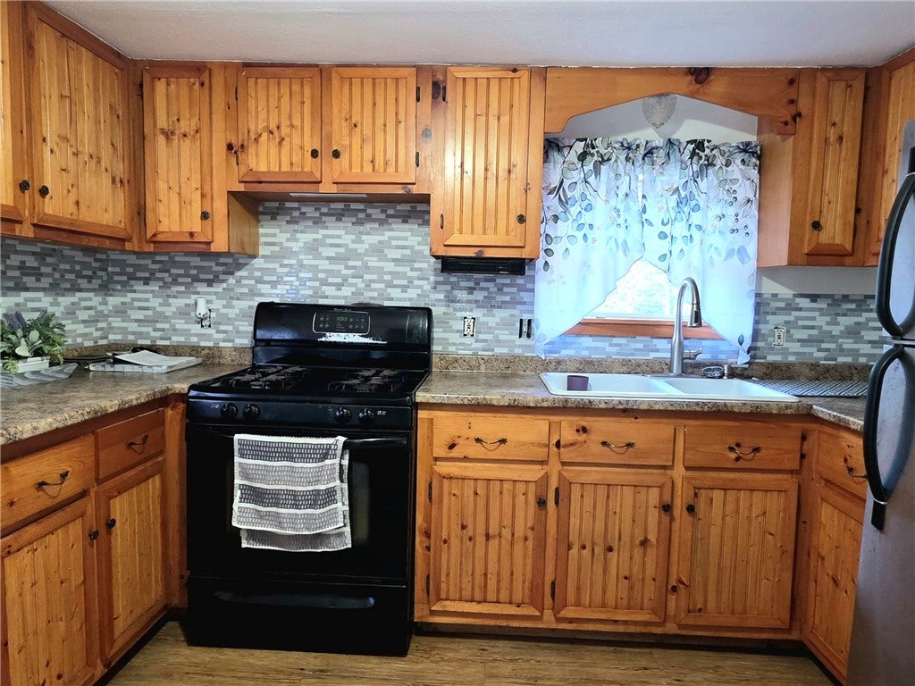 23 WOODRIDGE Drive