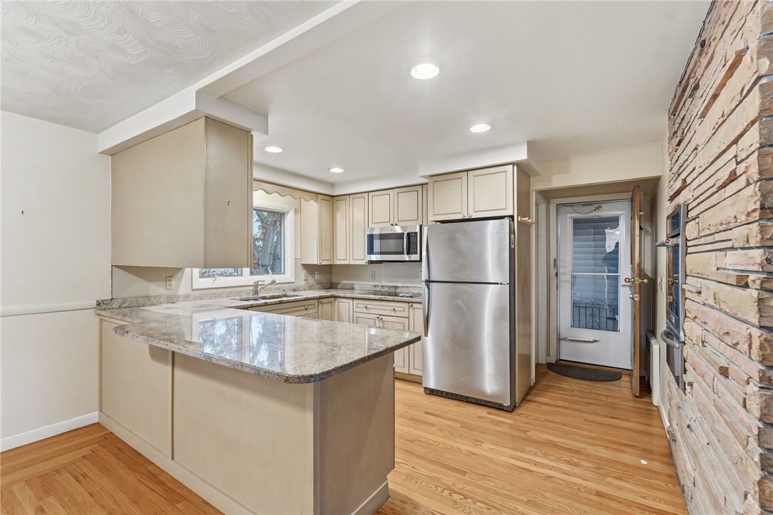 Cumberland, Rhode Island 02864, United States, 3 Bedrooms Bedrooms, ,2 BathroomsBathrooms,Residential,Pending,235944