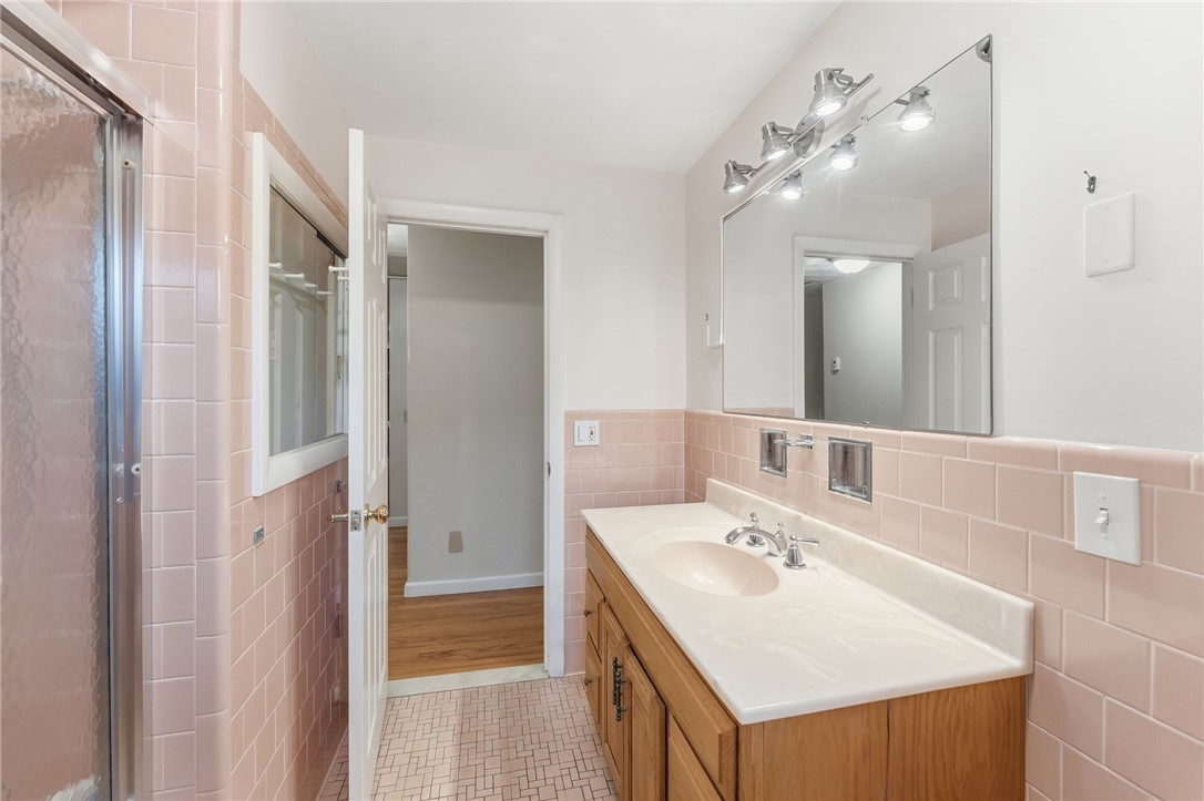 Cumberland, Rhode Island 02864, United States, 3 Bedrooms Bedrooms, ,2 BathroomsBathrooms,Residential,Pending,235944