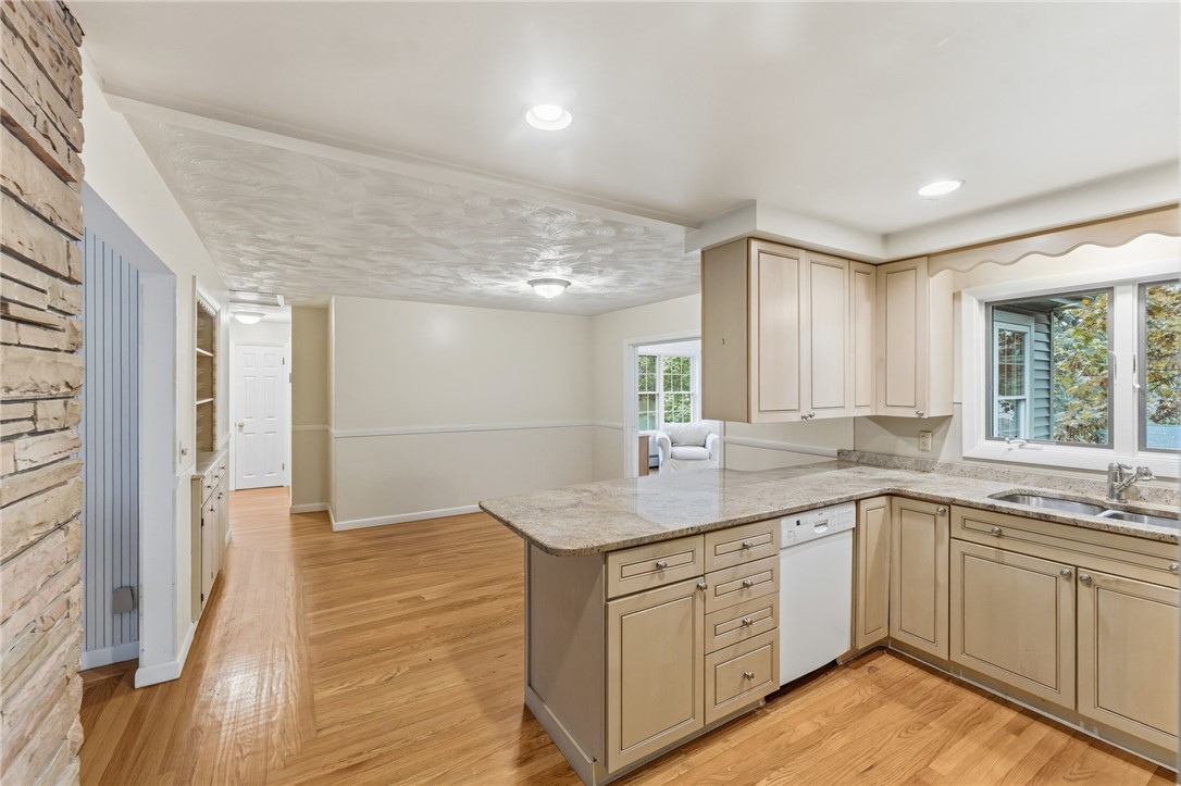 Cumberland, Rhode Island 02864, United States, 3 Bedrooms Bedrooms, ,2 BathroomsBathrooms,Residential,Pending,235944