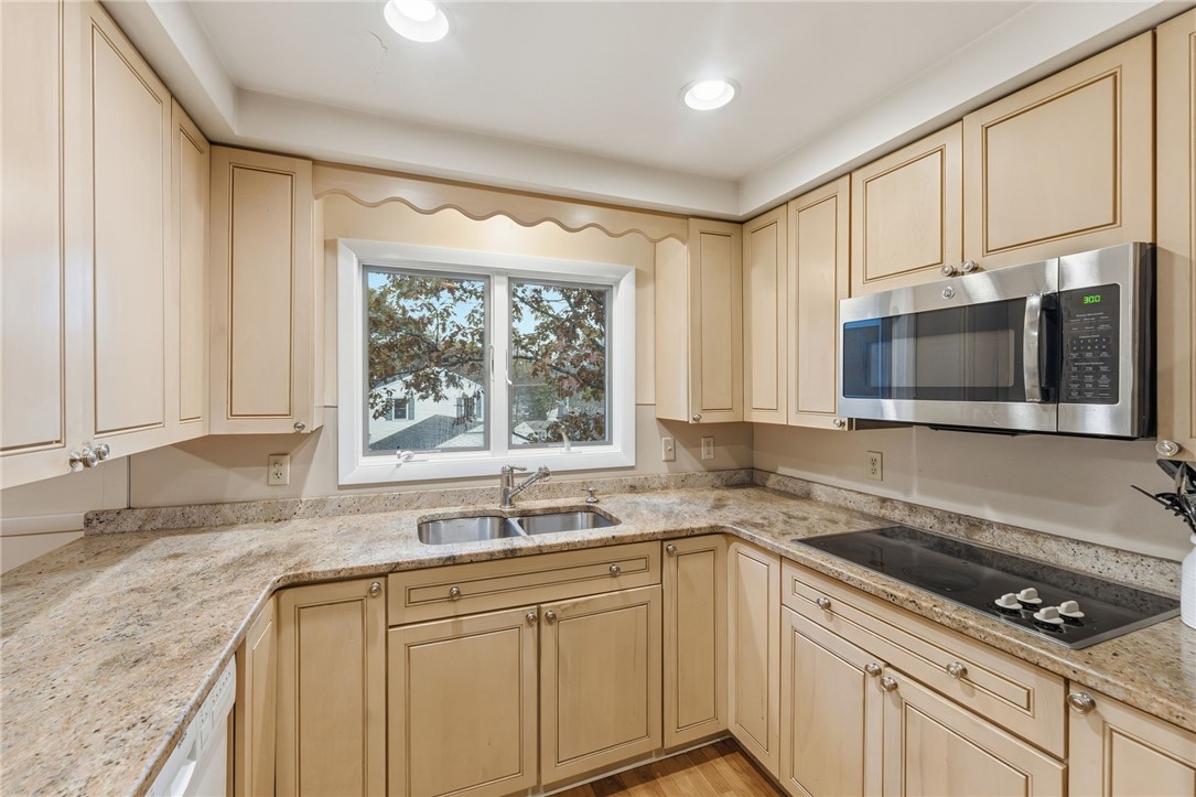 Cumberland, Rhode Island 02864, United States, 3 Bedrooms Bedrooms, ,2 BathroomsBathrooms,Residential,Pending,235944