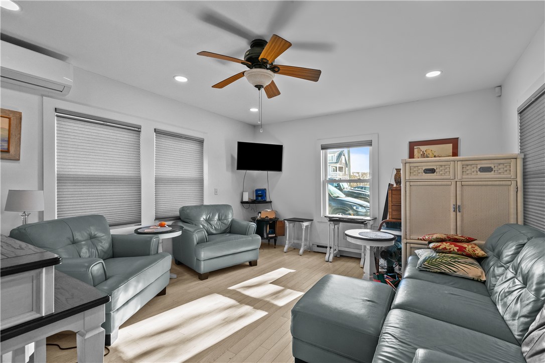 Middletown, Rhode Island 02842, United States, 3 Bedrooms Bedrooms, ,2 BathroomsBathrooms,Residential,Pending,237923