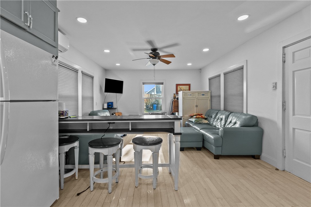 Middletown, Rhode Island 02842, United States, 3 Bedrooms Bedrooms, ,2 BathroomsBathrooms,Residential,Pending,237923