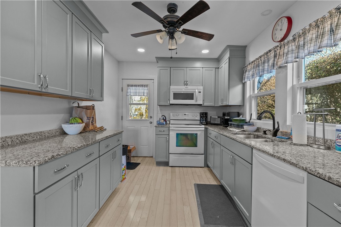 Middletown, Rhode Island 02842, United States, 3 Bedrooms Bedrooms, ,2 BathroomsBathrooms,Residential,Pending,237923