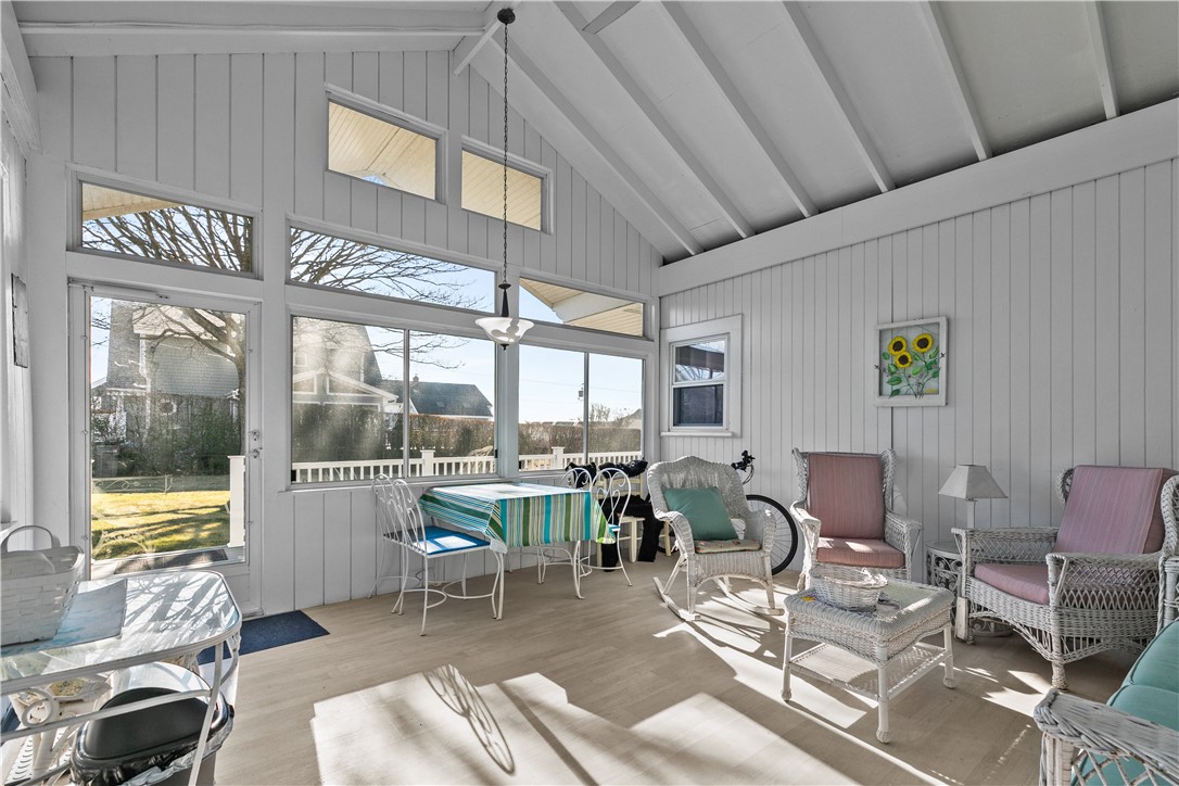 Middletown, Rhode Island 02842, United States, 3 Bedrooms Bedrooms, ,2 BathroomsBathrooms,Residential,Pending,237923