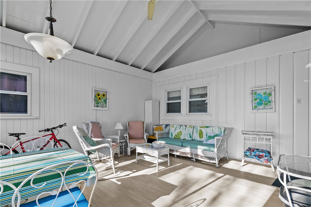 Middletown, Rhode Island 02842, United States, 3 Bedrooms Bedrooms, ,2 BathroomsBathrooms,Residential,Pending,237923