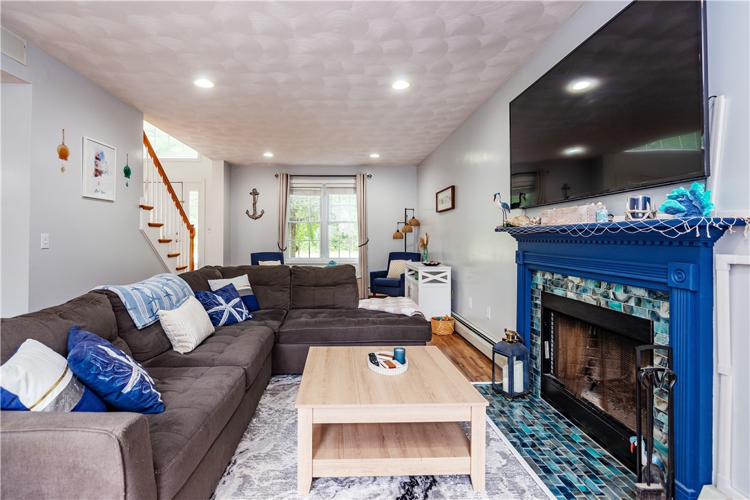 Warwick, Rhode Island 02889, United States, 3 Bedrooms Bedrooms, ,3 BathroomsBathrooms,Residential,Pending,187492