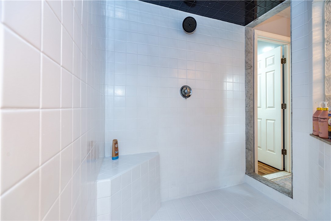 Warwick, Rhode Island 02889, United States, 3 Bedrooms Bedrooms, ,3 BathroomsBathrooms,Residential,Pending,187492