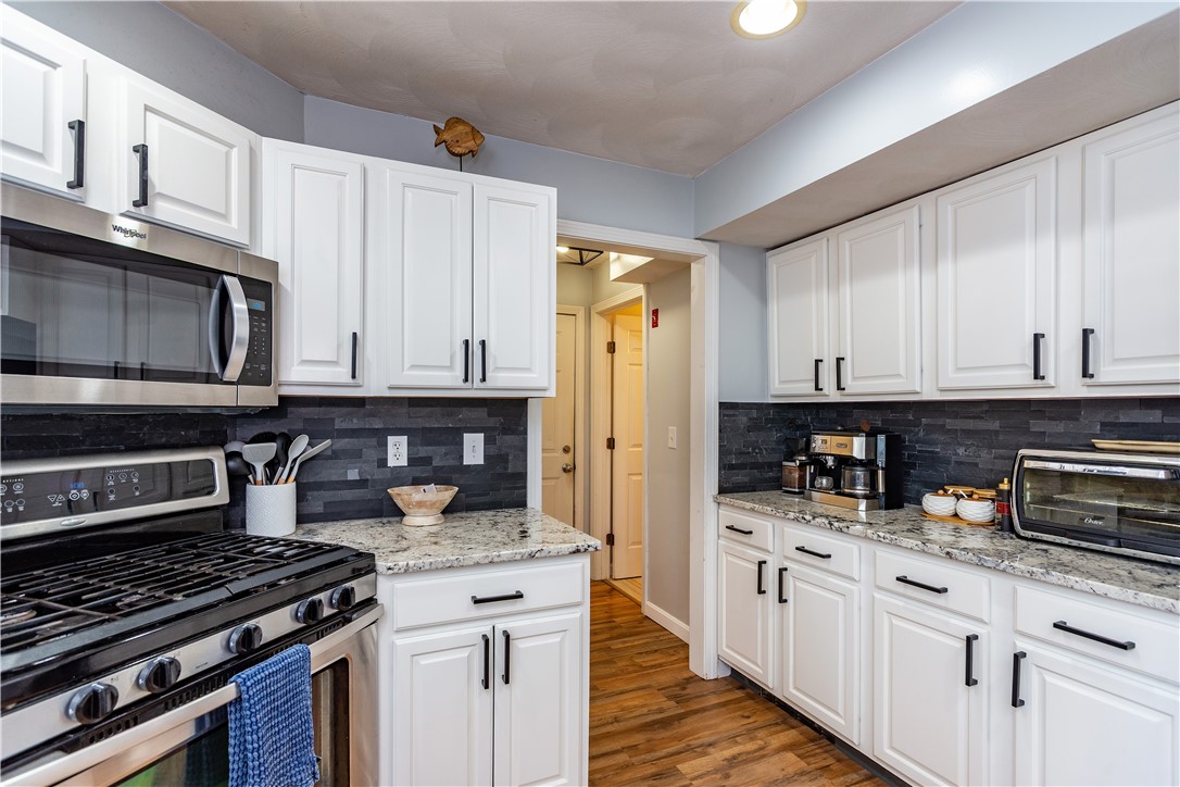 Warwick, Rhode Island 02889, United States, 3 Bedrooms Bedrooms, ,3 BathroomsBathrooms,Residential,Pending,187492