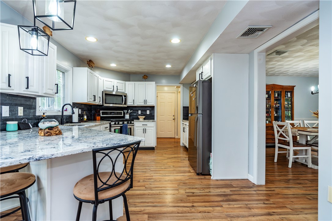 Warwick, Rhode Island 02889, United States, 3 Bedrooms Bedrooms, ,3 BathroomsBathrooms,Residential,Pending,187492