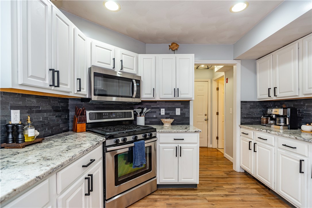 Warwick, Rhode Island 02889, United States, 3 Bedrooms Bedrooms, ,3 BathroomsBathrooms,Residential,Pending,187492