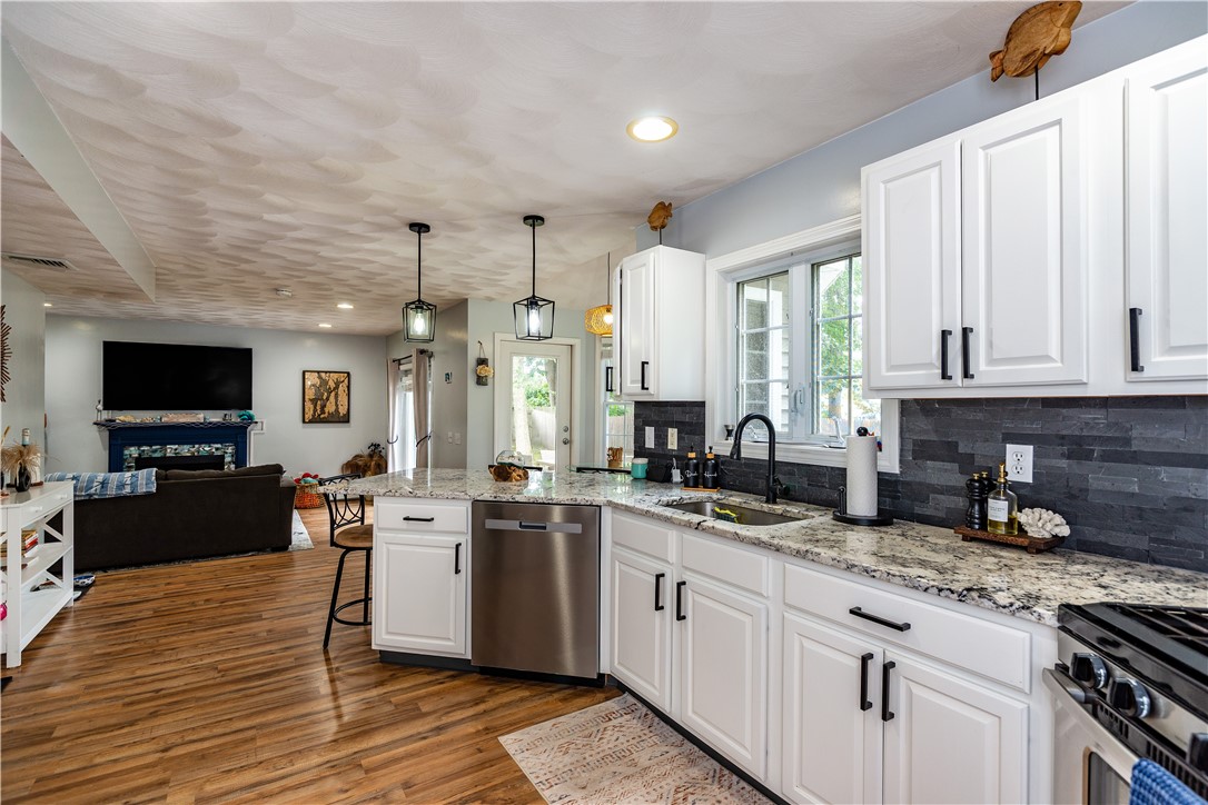 Warwick, Rhode Island 02889, United States, 3 Bedrooms Bedrooms, ,3 BathroomsBathrooms,Residential,Pending,187492