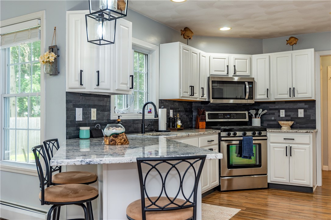 Warwick, Rhode Island 02889, United States, 3 Bedrooms Bedrooms, ,3 BathroomsBathrooms,Residential,Pending,187492