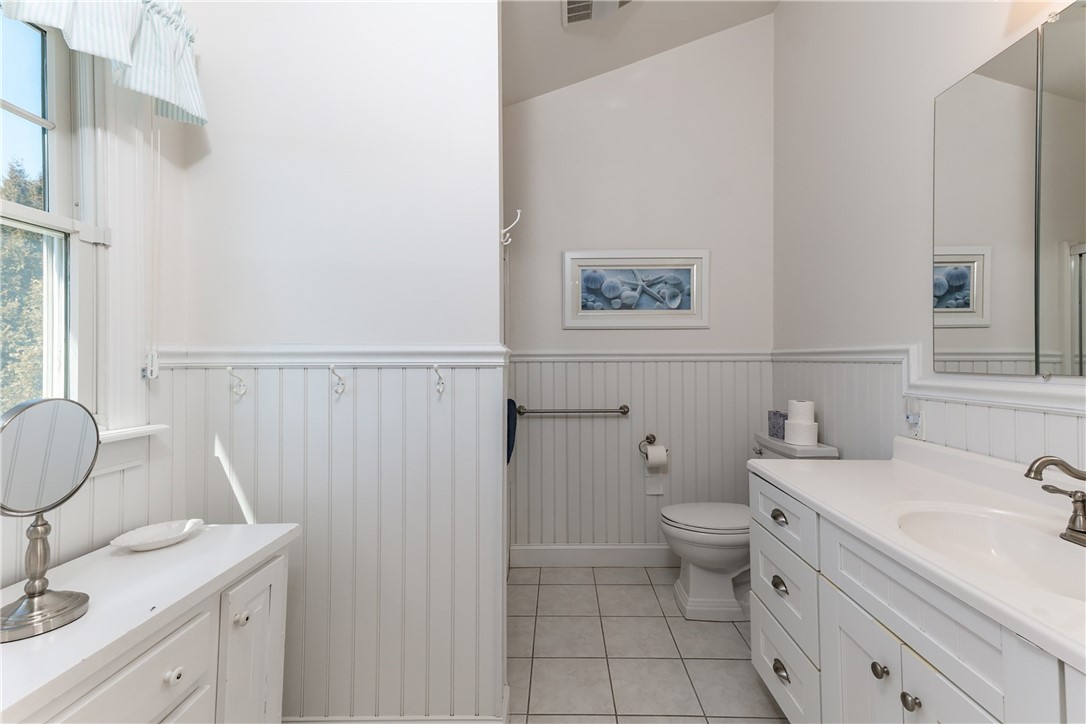 Narragansett, Rhode Island 02882, United States, 3 Bedrooms Bedrooms, ,4 BathroomsBathrooms,Residential,Pending,190202