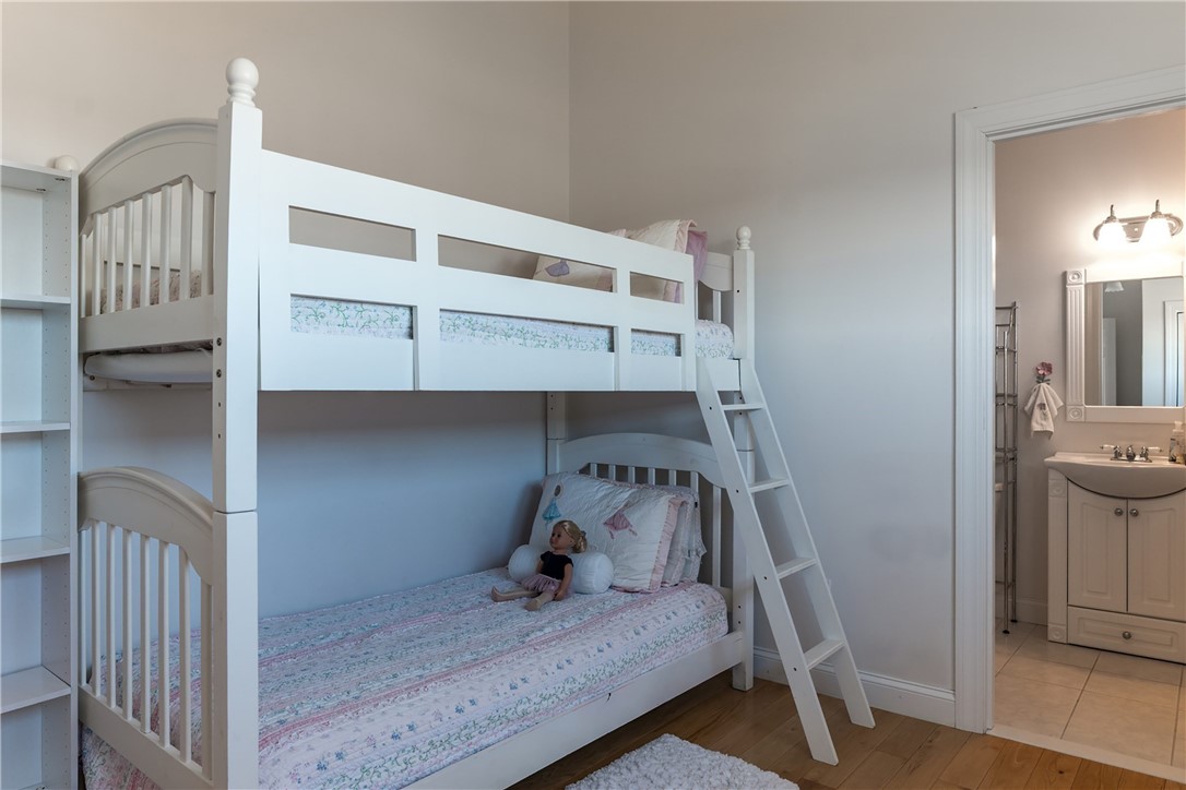 Narragansett, Rhode Island 02882, United States, 3 Bedrooms Bedrooms, ,4 BathroomsBathrooms,Residential,Pending,190202