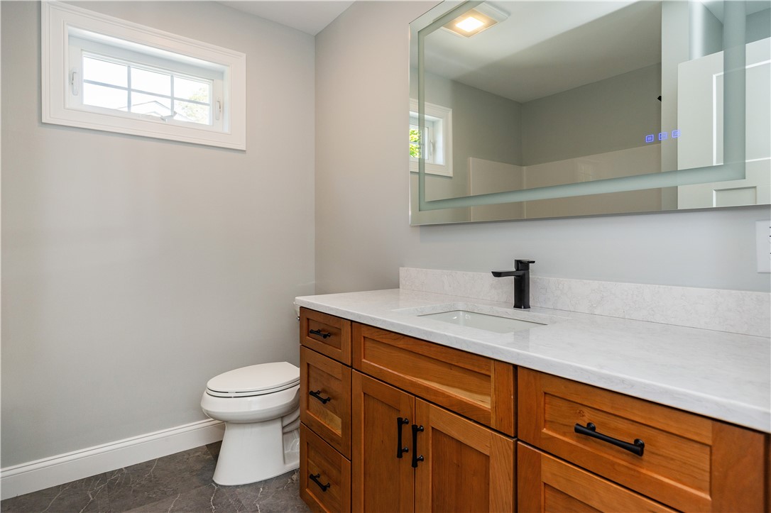 Warwick, Rhode Island 02886, United States, 3 Bedrooms Bedrooms, ,2 BathroomsBathrooms,Residential,Active,241769