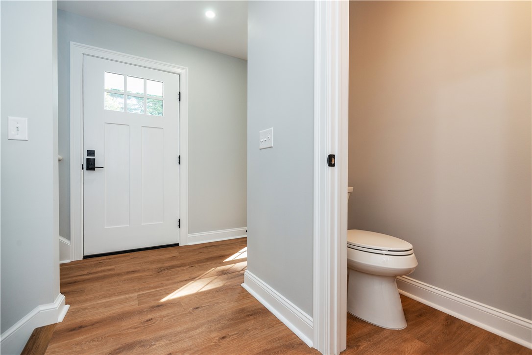 Warwick, Rhode Island 02886, United States, 3 Bedrooms Bedrooms, ,2 BathroomsBathrooms,Residential,Active,241769