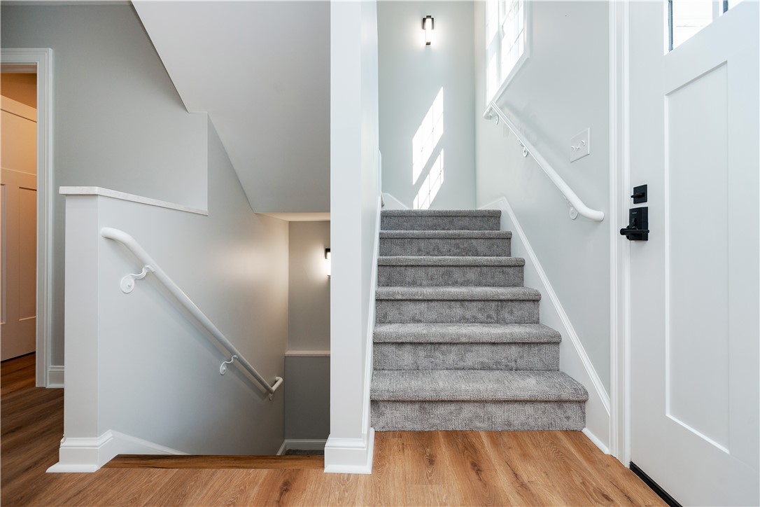 Warwick, Rhode Island 02886, United States, 3 Bedrooms Bedrooms, ,2 BathroomsBathrooms,Residential,Active,241769