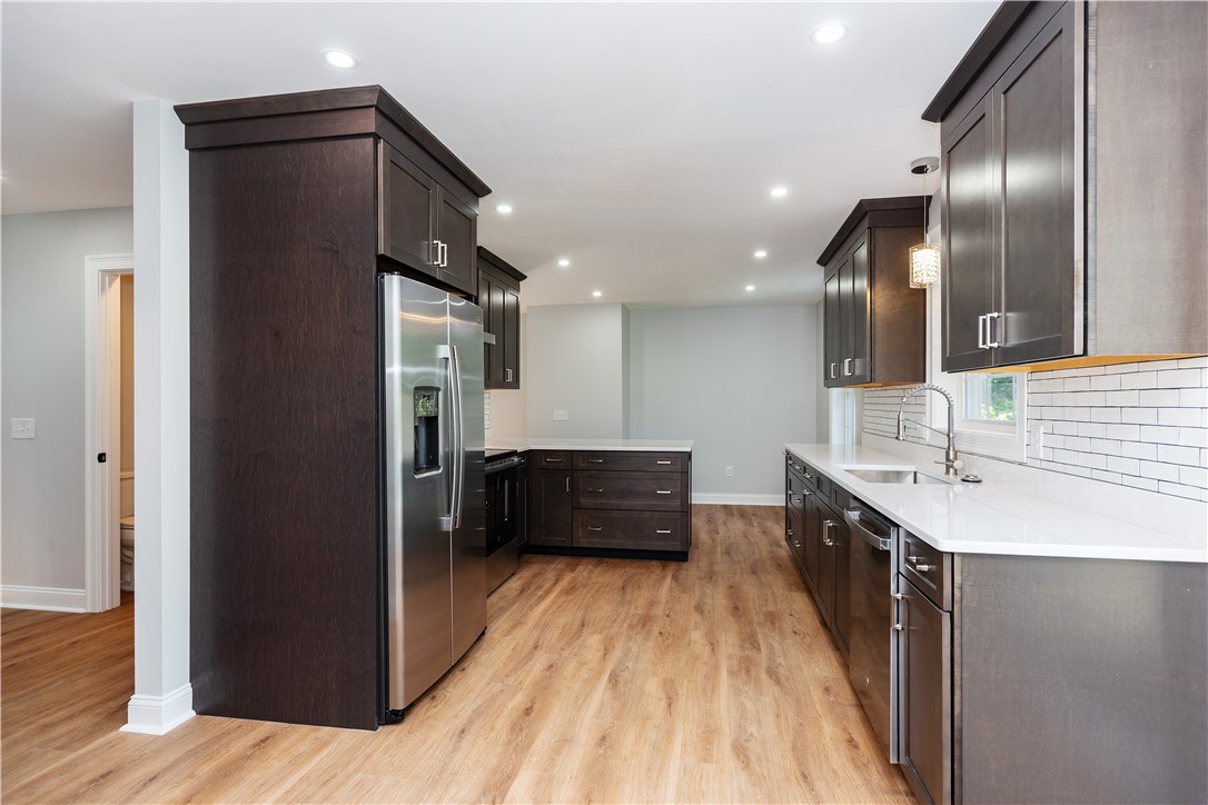 Warwick, Rhode Island 02886, United States, 3 Bedrooms Bedrooms, ,2 BathroomsBathrooms,Residential,Active,241769