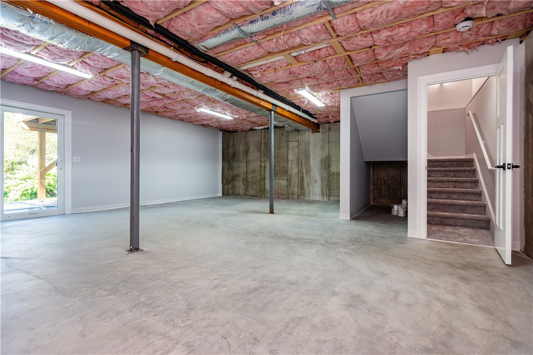 Warwick, Rhode Island 02886, United States, 3 Bedrooms Bedrooms, ,2 BathroomsBathrooms,Residential,Active,241769